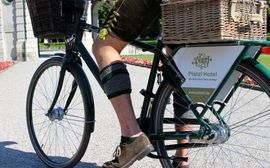 Fahrradfahrer in traditionell bayerischen Lederhosen.