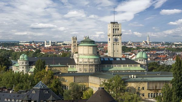 Foto der Dächer des deutschen Museums in München