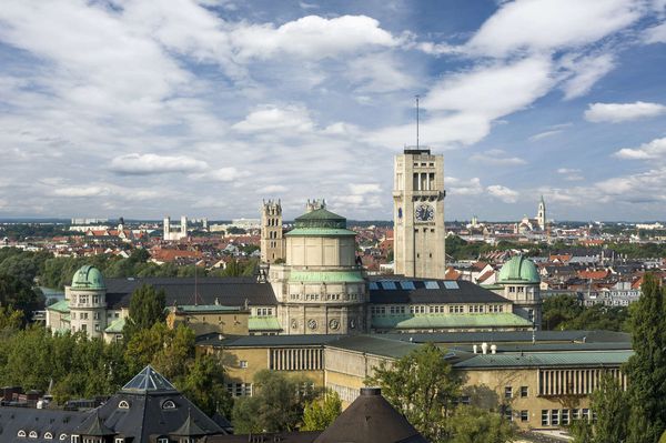 Außensicht auf das Deutsche Museum, eine Sehenswürdigkeit in München.