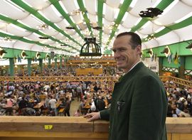 [Translate to Englisch:] Peter Inselkammer im Armbrustschützenzelt