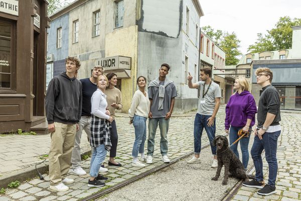 Touristen in der Bavaria Filmstadt