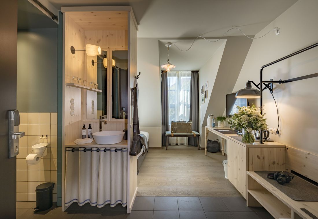 Bett unter Dachschräge im komfortablen Einzelzimmer Anna im Marias Platzl Boutique Hotel München