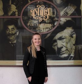 Personalsachbearbeiterin Katharina Schmid vor dem Platzl Hotel.