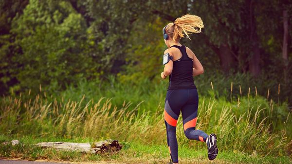 Girl running in the Kronepark at the Nockherberg