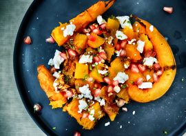 Auf dunklem Teller angerichtetes Kürbis Chutney.