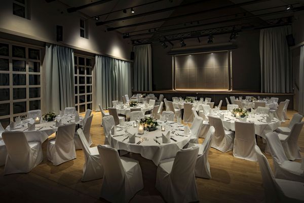 Der Kreszenz-Saal des Platzl Hotels bietet mit seinen weiß eingedeckten Tischen und Stühlen den idealen Ort für private, geschäftliche und kulturelle Veranstaltungen.