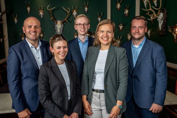 Fünf Mitarbeitende des Platzl Hotels freuen sich über den Gewinn des HR-Awards 2023.