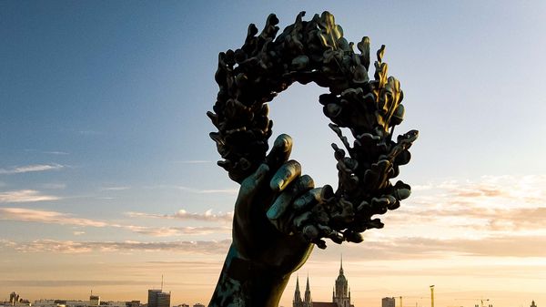 Die Hand der Bavaria Statue in München mit Blick auf die Stadt München bei Abenddämmerung in der Nähe des Marias Platzl Hotels