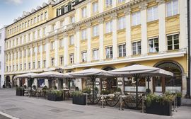 Hausfassade der Dallmayr Kaffeerösterei in München.
