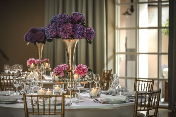 Purple flores in a wedding table at Marias Platz Hotel