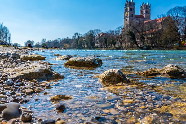 Ausblick auf die Isar unterhalb des Kiosks an der Reichenbachbrücke.