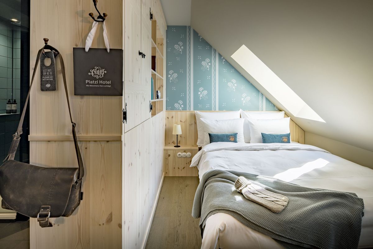 Bett unter Dachschräge im komfortablen Einzelzimmer Anna im Marias Platzl Boutique Hotel München