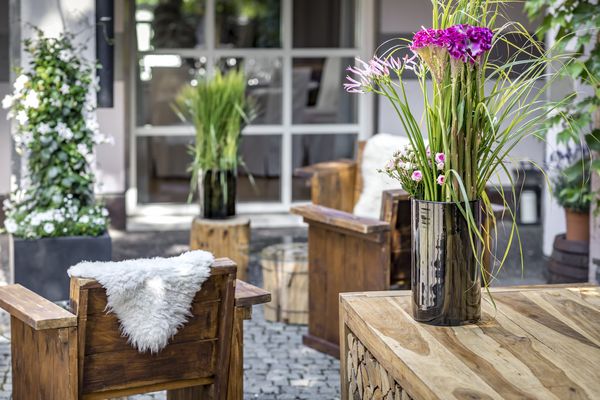 Im Freien aufgebaute Sitzgruppe vorm Tagungshotel Marias Platzl in München Haidhausen.