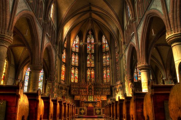 Die Innenansicht der Jesuitenkirche St. Michael mit Blick in Richtung Altar