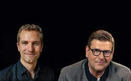 Professionelles Portrait von Tobias und Heiko mit sehr professionellem Ausdruck, schwarzer Hintergrund