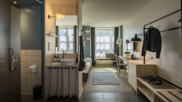 Bad und Wohnbereich Doppelzimmer Gundi des Boutique Hotel München