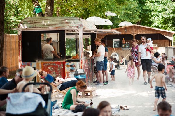 Am Kulturstrand wurden mehrere Stände aufgestellt, vor welchen sich viele Gäste der Veranstaltung tummeln