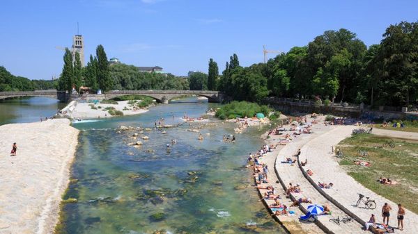 Isar-Flaucher in München unweit vom Platzl Hotel mit zahlreichen Badegästen im Sommer