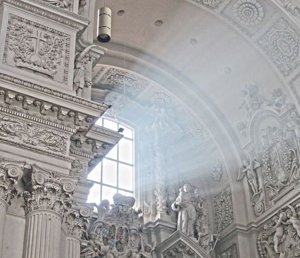 Innenansicht der weißen Architektur der Theatinerkirche in München.