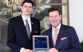 Hoteldirektor Heiko Buchta präsentiert stolz die Auszeichnung als Ökoprofit-Betrieb "Green Key".