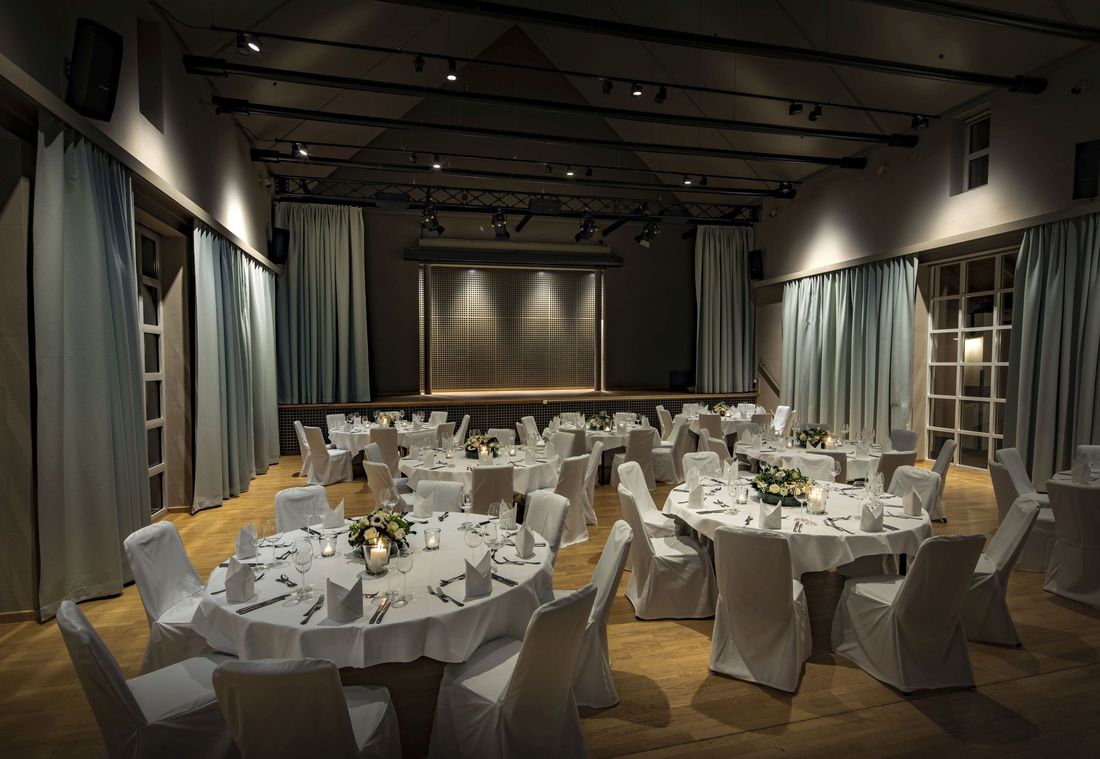 Der Kreszenz-Saal des Platzl Hotels bietet mit seinen weiß eingedeckten Tischen und Stühlen den idealen Ort für private, geschäftliche und kulturelle Veranstaltungen.