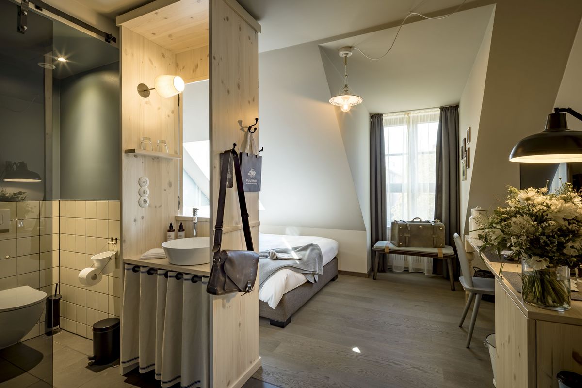 Einzelzimmer Anna mit Bett und Bad im Marias Platzl Boutique Hotel München