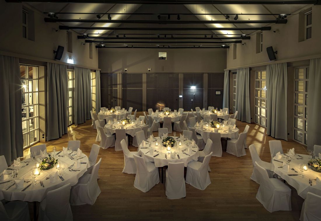 [Translate to Englisch:] Der Kreszenz-Saal des Platzl Hotels bietet mit seinen weiß eingedeckten Tischen und Stühlen den idealen Ort für private, geschäftliche und kulturelle Veranstaltungen.