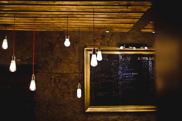 Hippe Inneneinrichtung einer Bar im Glockenbachviertel in München.