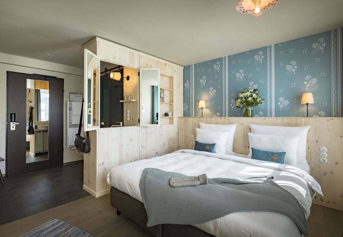 Blick auf das einladende Bett im charmanten Doppelzimmer Gundi im Marias Platzl Boutique Hotel München