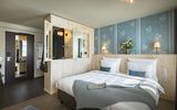 Blick auf das einladende Bett im charmanten Doppelzimmer Gundi im Marias Platzl Boutique Hotel München