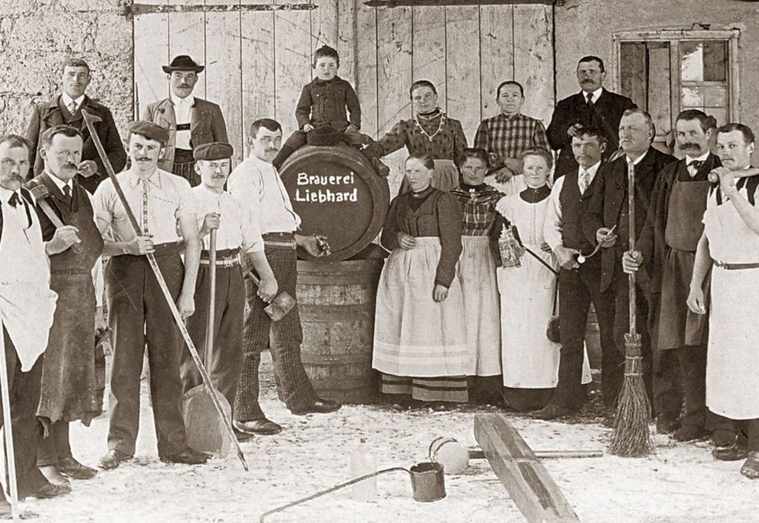 Historisches Gruppenfoto der Brauerei Liebhard in sepiafarbenem Stil